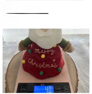 Detailed view of Christmas felt gift bag on electronic scale showing 40g weight