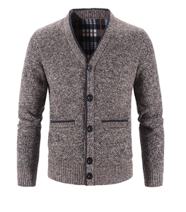 Detailansicht der Herren-Strickjacke mit V-Ausschnitt, Knöpfen und Karo-Innenfutter