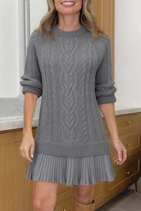 Détail de la texture maille torsadée grise et de l'ourlet plissé de la robe hiver