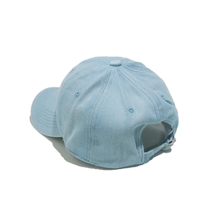 Vue détaillée de la casquette de baseball en jean avec boucle réglable sur tissu bleu clair