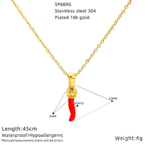 Dettaglio della collana con ciondolo cornicello rosso in acciaio placcato oro 18 carati