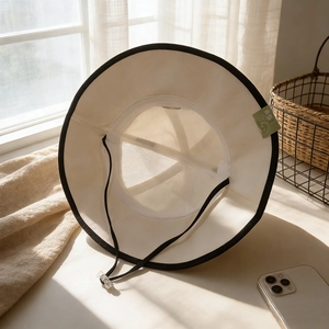 Dettaglio del cappello da sole per neonati con cordino regolabile e consistenza morbida