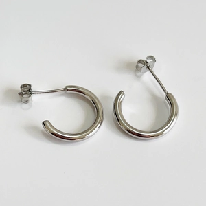 Minimalist S925 sterling silver geometric C-shaped stud earrings with polished finish
