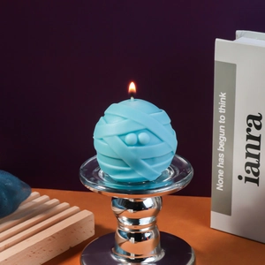 Blaue Mumien-Kunstkerze mit echter Flamme auf einem silbernen Metall-Kerzenhalter