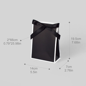 Dimensions détaillées du sac cadeau noir minimaliste avec ruban en satin soyeux