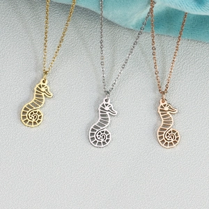 Trois colliers pendentifs hippocampe minimalistes en or, argent et or rose
