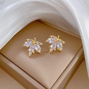 Elegante conjunto de joyas hoja de arce dorada con circón púrpura y blanco