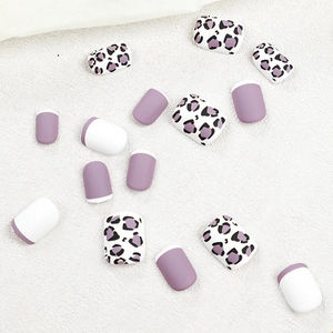 Faux ongles lavande à motif léopard avec finition mate et design de manucure française