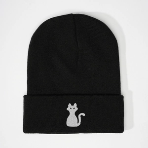 Bonnet noir en maille classique avec broderie chat gris minimaliste sur le large bord plié