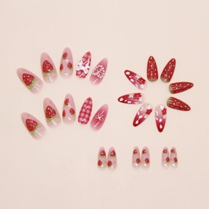 Détails de faux ongles fraises avec nœuds 3D, perles et motifs à carreaux rouges