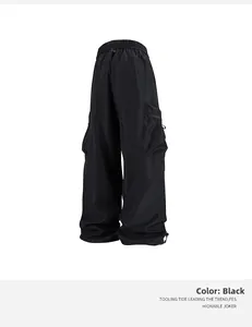 Detalle de pantalones cargo negros con cintura alta elástica y grandes bolsillos laterales
