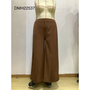 Detailansicht der braunen Weitbeinhose mit Plissee-Saum und hoher Taillen-Struktur