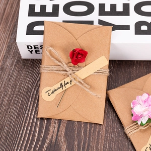 Biglietto d'auguri vintage in carta kraft con rosa essiccata, corda e etichetta regalo