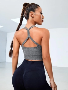 Détail du soutien-gorge de sport gris avec bretelles croisées et tissu côtelé