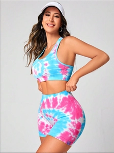 Détail de l'ensemble de yoga avec brassière et short taille haute en dégradé bleu et rose