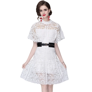 Elegantes weißes Kleid aus Spitze mit hohem Kragen und schwarzem Gürtel in Frontansicht