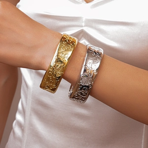 Vintage Alloy Cuff Bracelet For Women Retro Relief Pattern Wide Open Bangle Palace Style Gold Silver Color Accessory