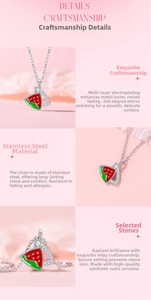 Détail du pendentif pastèque avec zircone et émail sur une chaîne en acier inoxydable