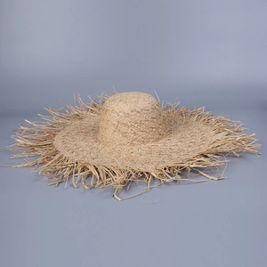 Détail d'un chapeau de soleil en raphia tissé main avec bords effilochés et large bord