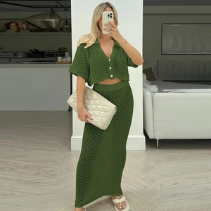 Completo da donna in maglia verde scuro con cardigan traforato e gonna lunga coordinata