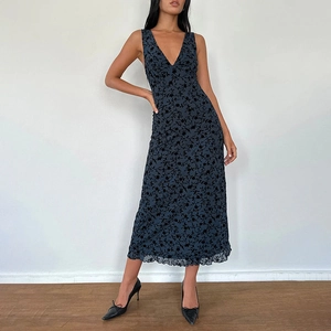 Robe longue fleurie bleu foncé à col en V sans manches avec taille ajustée