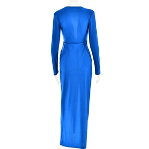 Détail de robe longue bleue dos nu avec décolleté en V profond et manches longues élégantes