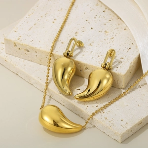 Ensemble élégant de boucles d'oreilles goutte d'or et collier sur pierres