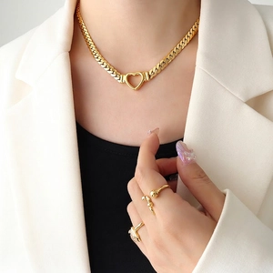 Collier maille gourmette dorée avec pendentif cœur et bagues assorties pour femme