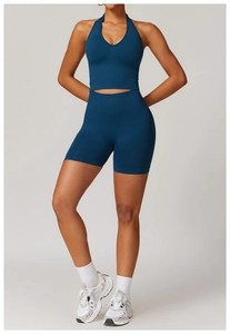 Gros plan du short de compression sans couture en tissu bleu marine mat de haute qualité