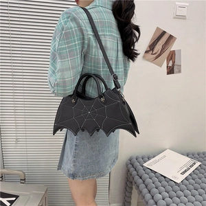 Halloween Gothic Fledermaus PU Leder Handtasche mit Spinnennetz Design und Nieten für Damen.