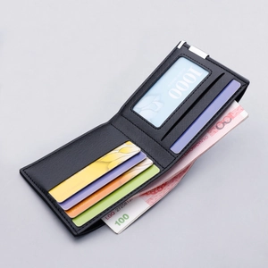 Minimalistische schwarze Lederbrieftasche mit Kartenfächern und Scheinfach im Detail