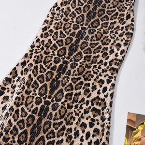 Detailaufnahme von braunem Leoparden-Paillettenstoff mit feinen Nähten am Kleid