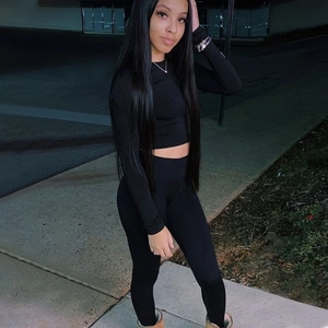 Détail d'un ensemble crop top noir à manches longues et legging assorti pour femme