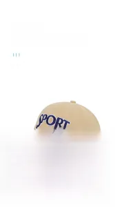 Dettaglio cappellino da baseball kaki con ricamo SPORT blu scuro sulla parte frontale