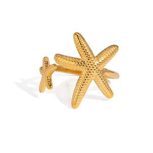 Vue détaillée d'une bague étoile de mer dorée avec surface texturée réaliste