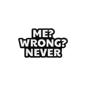 Épinglette en émail noir et blanc avec texte 'ME? WRONG? NEVER' comme broche de mode