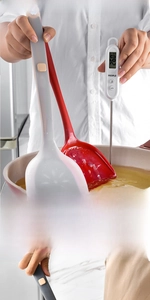 Silicone spatula withstands 260C high temperature during boiling cooking process