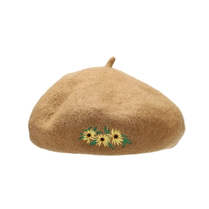 Vintage Baskenmütze aus Wolle in Kamelbraun mit drei filigranen Sonnenblumenstickereien