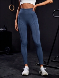 Détail du legging sans couture bleu foncé à taille haute avec ceinture large à rayures