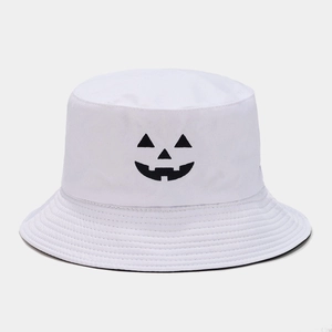 Dettaglio del ricamo di zucca di Halloween su un cappello a secchiello bianco reversibile