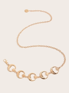 Détail d'une chaîne de taille bohème dorée avec breloques soleil et lune pour femme