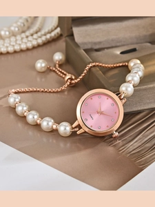 Dettaglio dell'orologio al quarzo oro rosa con quadrante rosa e cinturino di perle