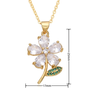 Makroaufnahme von Ginkgoblatt-Halskettenanhänger mit Zirkonia und Maßen 25mm x 17mm