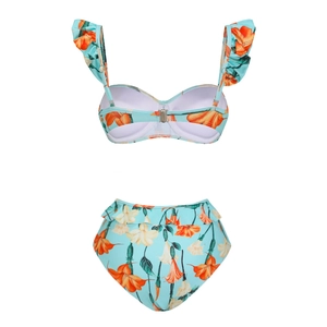 Dettaglio bikini a fiori con volant e fibbia metallica su tessuto azzurro chiaro
