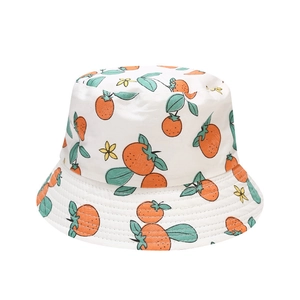 Cappello da sole per bambini in cotone bianco con stampe di arance e fiori all'aperto