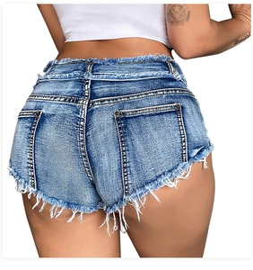 Makroaufnahme von High-Waist-Denim-Shorts mit ausgefranstem Saum und blauer Waschung