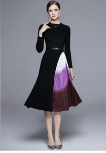 Détail de la texture en maille et du tissu plissé dégradé sur la robe midi chic