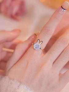 Nahaufnahme eines rotierenden Hasenrings mit Zirkon-Inlay an einem Modellfinger