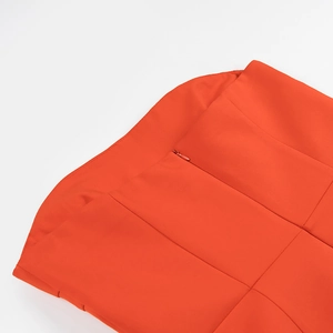 Dettaglio della vita posteriore con cerniera invisibile su un abito rosso elegante