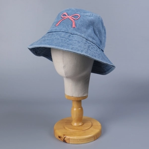 Hellblauer Denim-Fischerhut für Damen mit süßer rosa Schleifenbestickung und Sonnenschutz